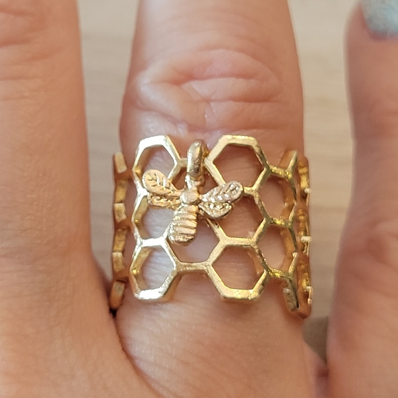 Jewelry - Honeycomb Bee Charm Cuff Ring, goldplated